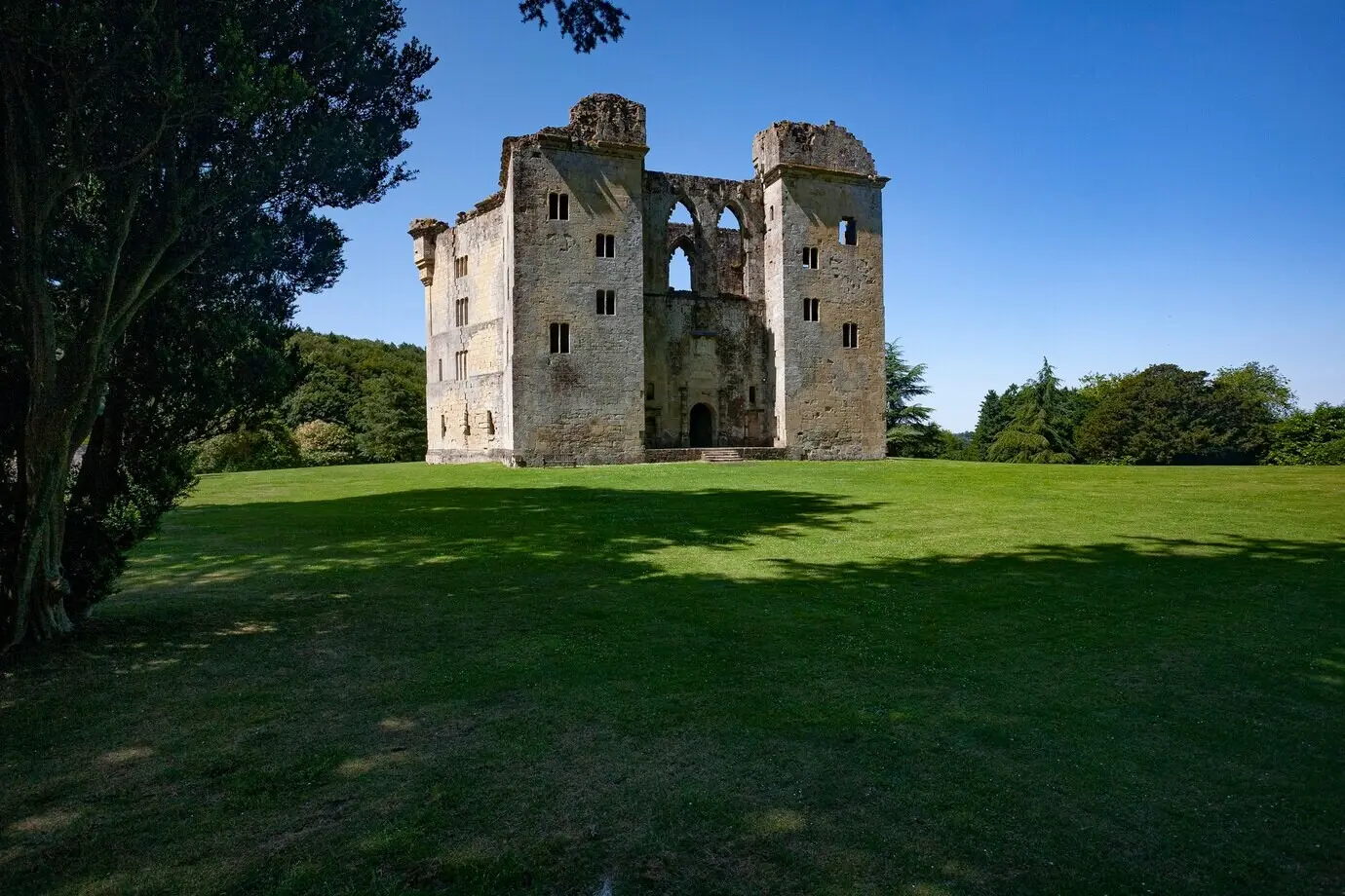 Die Ruinen von Old Wardour Castle in Wiltshire im Vereinigten Königreich bei Tageslicht.